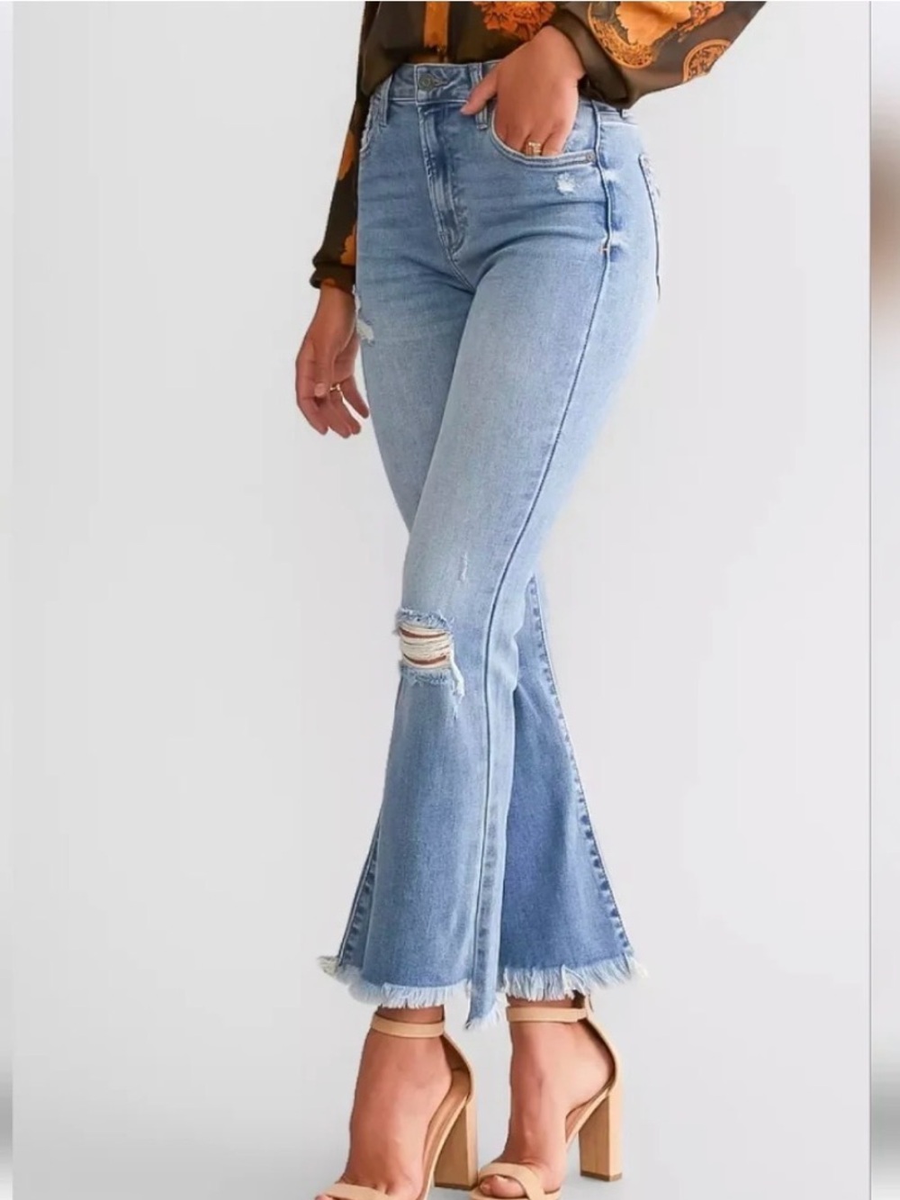 Hidden Jeans Medium Wash Knee Distressed Frayed Hem Cropped Flare 🤍✨